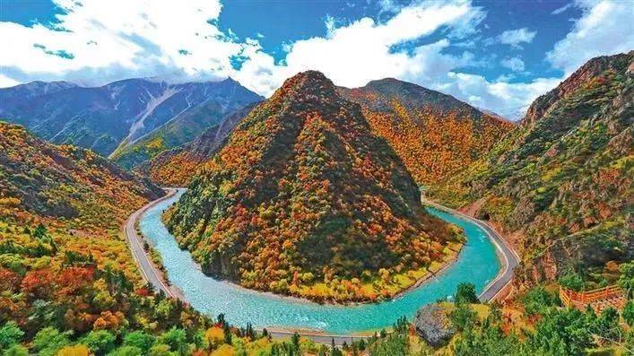 雪山下的梦幻球场爆红网络！*藏西**的这个小城，值得被所有人看到