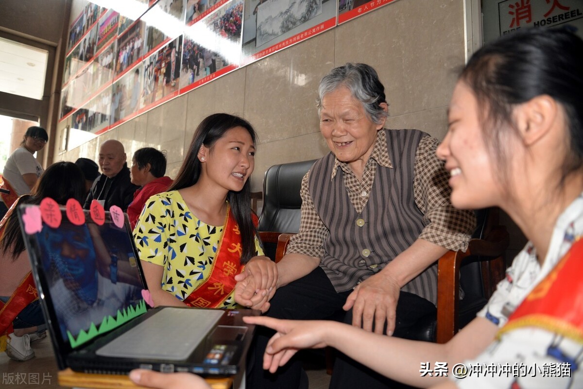“本硕女孩和哥哥被啃小”事件引发全网热议:直言父母又懒又贪