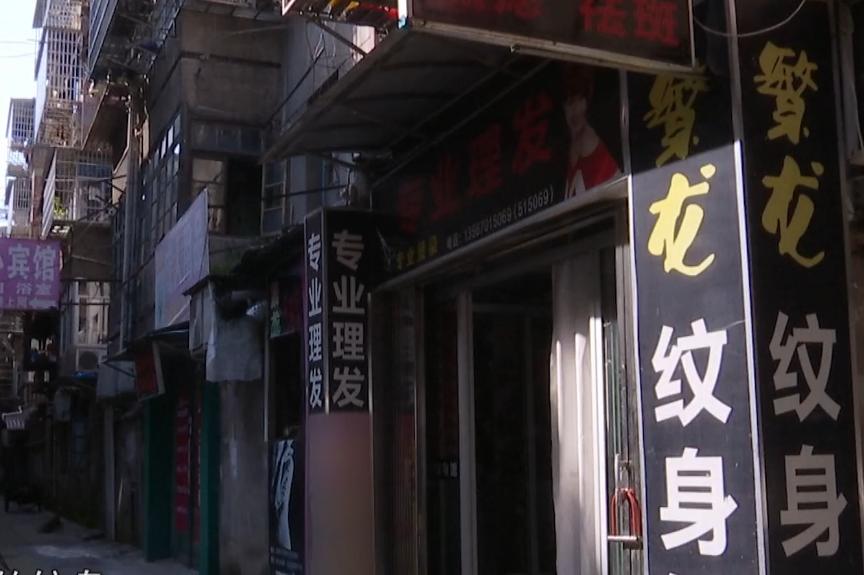 儿子全身纹身被学校开除,男孩大面积纹身到学校发现被开除