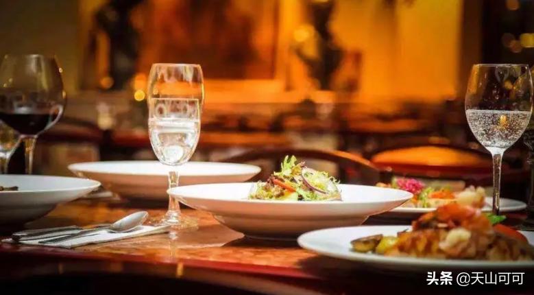 酒桌上不能出现的白酒,酒桌上常见白酒怎么喝