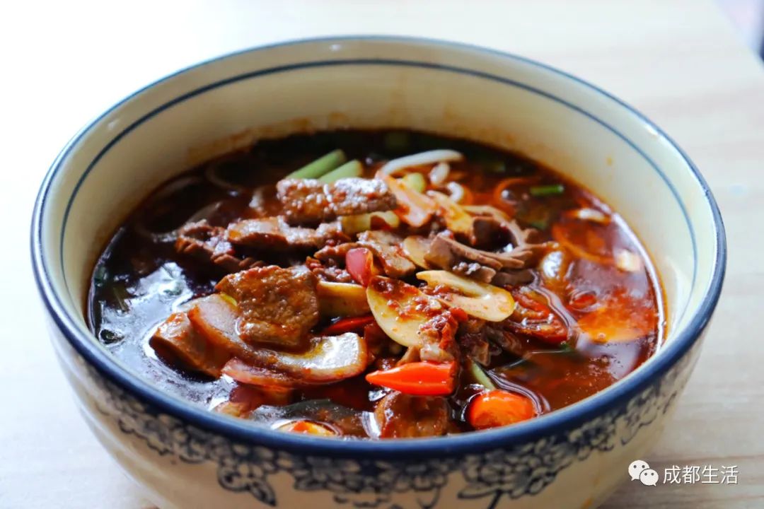 12条时髦老街，长满晒太阳的成都人