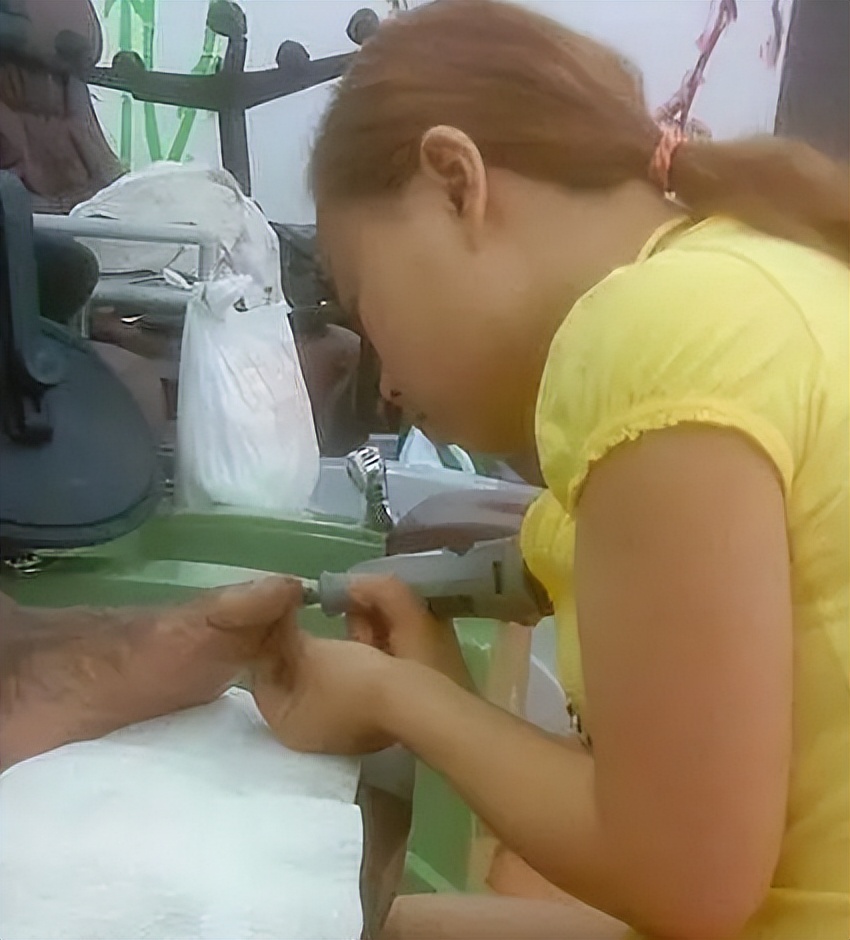 中国教授：做废物舒服！赴美的52岁前女公务员：干按摩还在向上爬