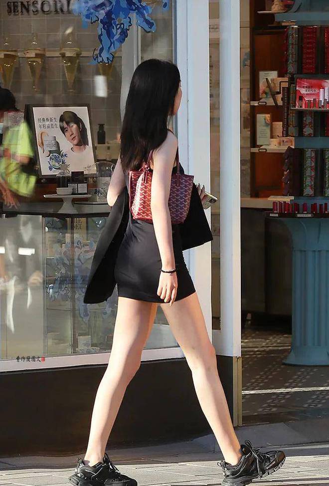 用肉色*袜丝***袜丝**就不一样了，美女是怎样用肉丝为自己加分的