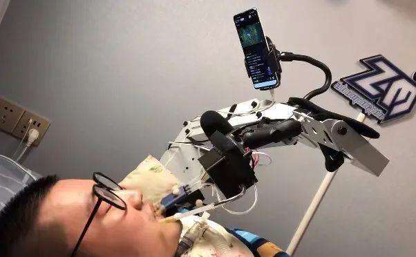 多次自杀未果，靠呼吸机保命，那位高位截瘫的90后消防员咋样了？