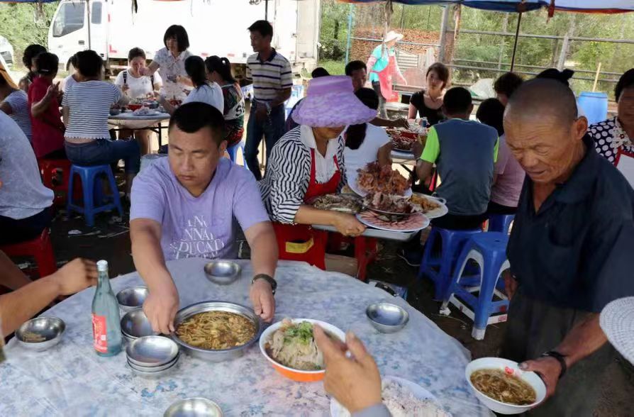 我，大学毕业5年，在餐厅当服务员，月薪2500，成了全村人的笑柄