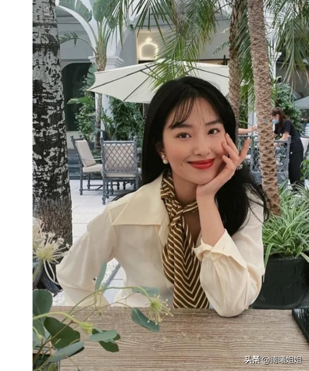 杨采钰丝巾gucci,杨采钰主推法式复古印花丝巾