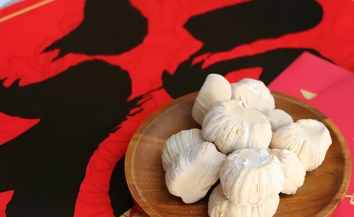 小年吃糖瓜年味浓起来,腊月二十三过小年吃糖瓜