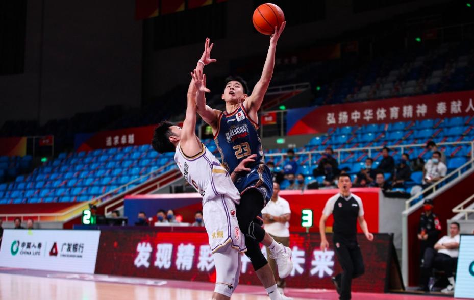 曾凡博cba首秀砍下7分8篮板2盖帽,cba曾凡博十大盖帽