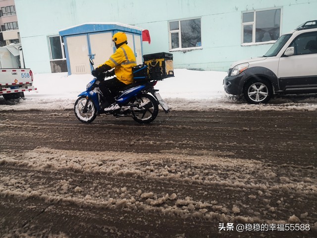 他是最好的木工，月入上万，如今却送外卖补贴家用