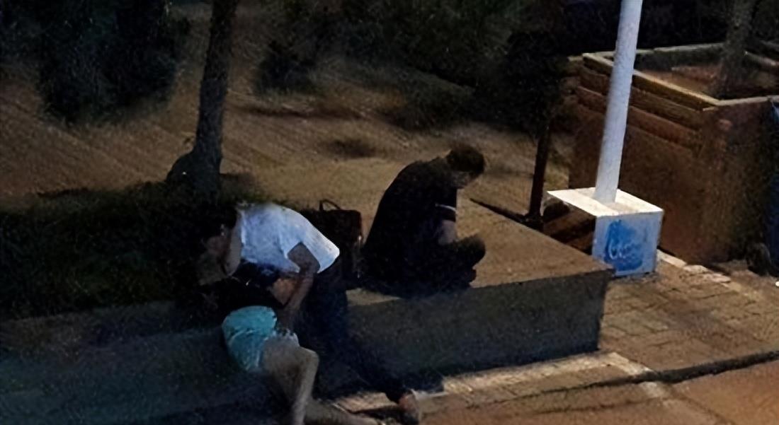 醉酒四川女子遭男子强奸，当众上演“动作大片”