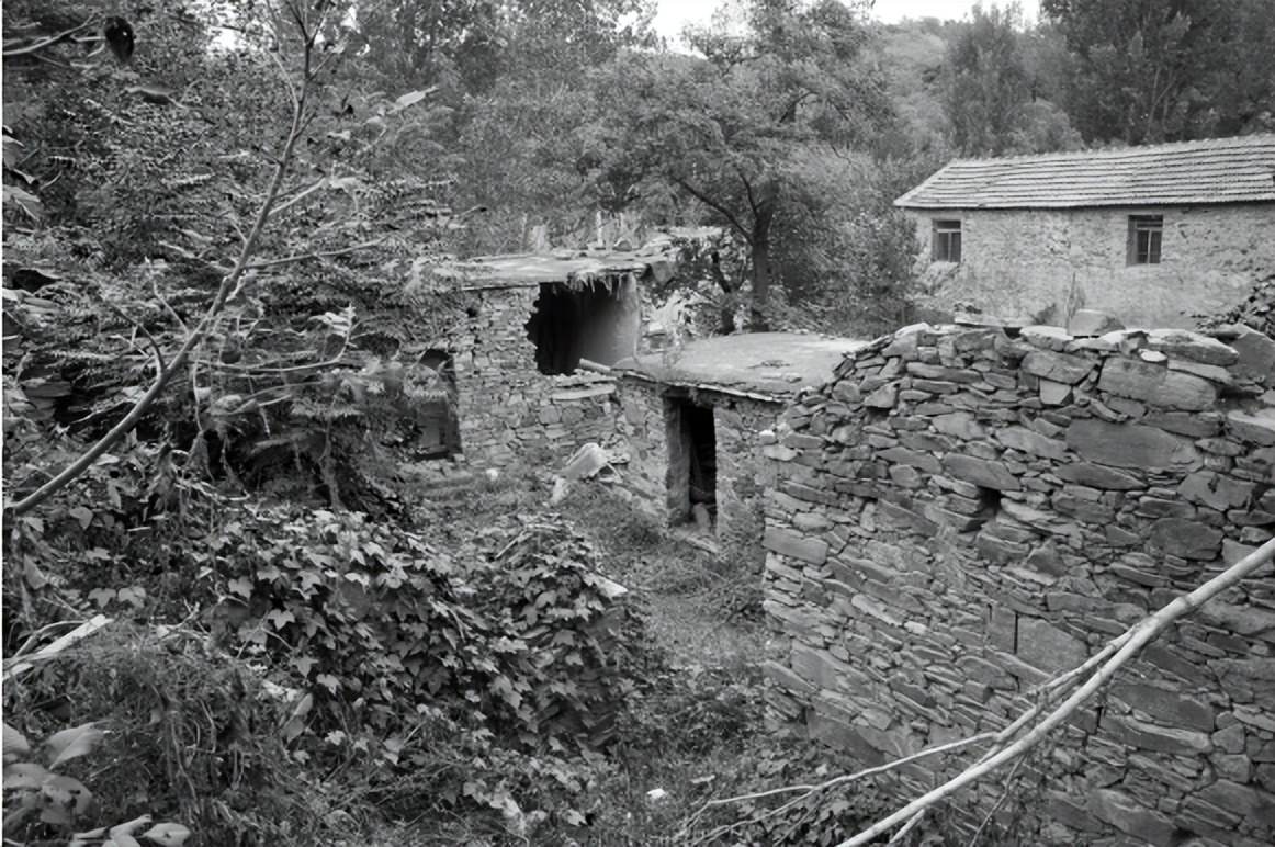 农村自建石头房,农村深山石头房