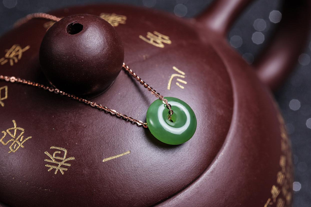 玉石平安扣好还是朱砂平安扣好,平安扣玉寓意和象征