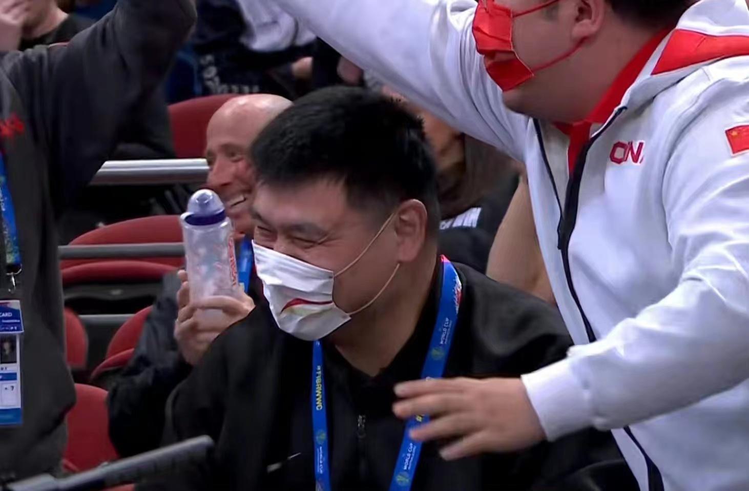 姚明现身澳洲酒店！拒绝签名被指脾气差，2米26坐小凳子显拘束