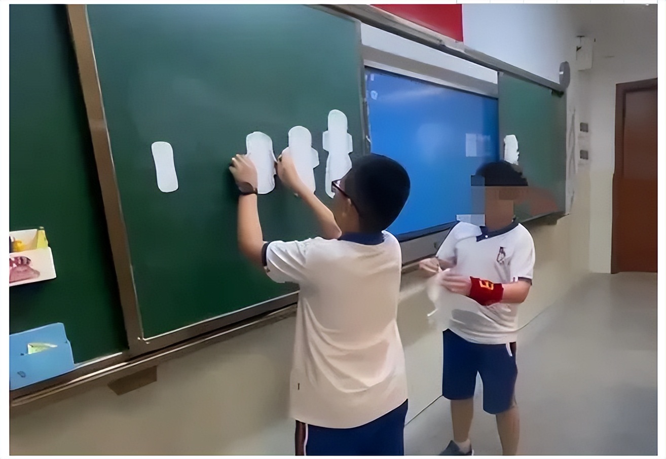 男生为小朋友讲解卫生巾,男孩用卫生巾的正确方法