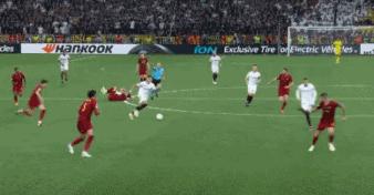 欧联杯恐怖一幕门将惨遭爆头,欧联决赛争议判罚