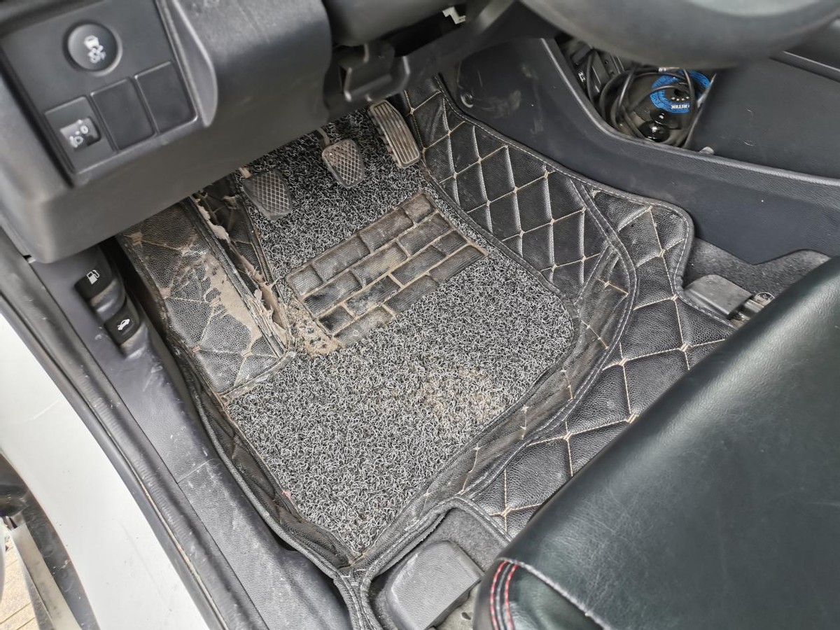 汽车里一股臭脚味,汽车脚垫有臭味怎么消除