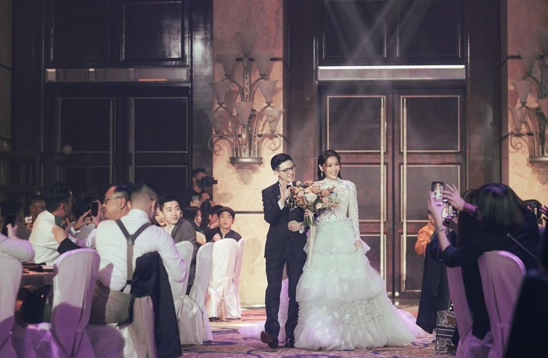 TVB长腿女神同老公芬兰补度蜜月，零下4度穿泳衣走模特步晒美背