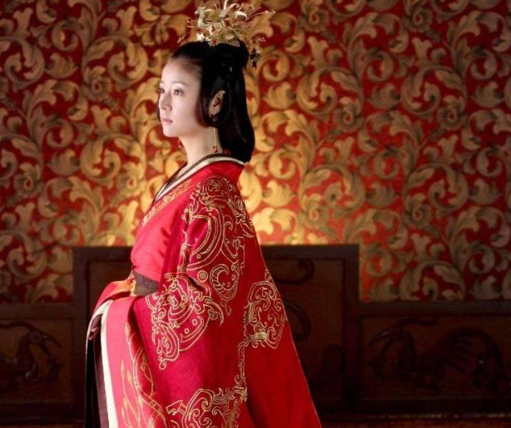 古人衣服为什么拖块布在地上,古代人衣服很长拖地不会弄脏吗