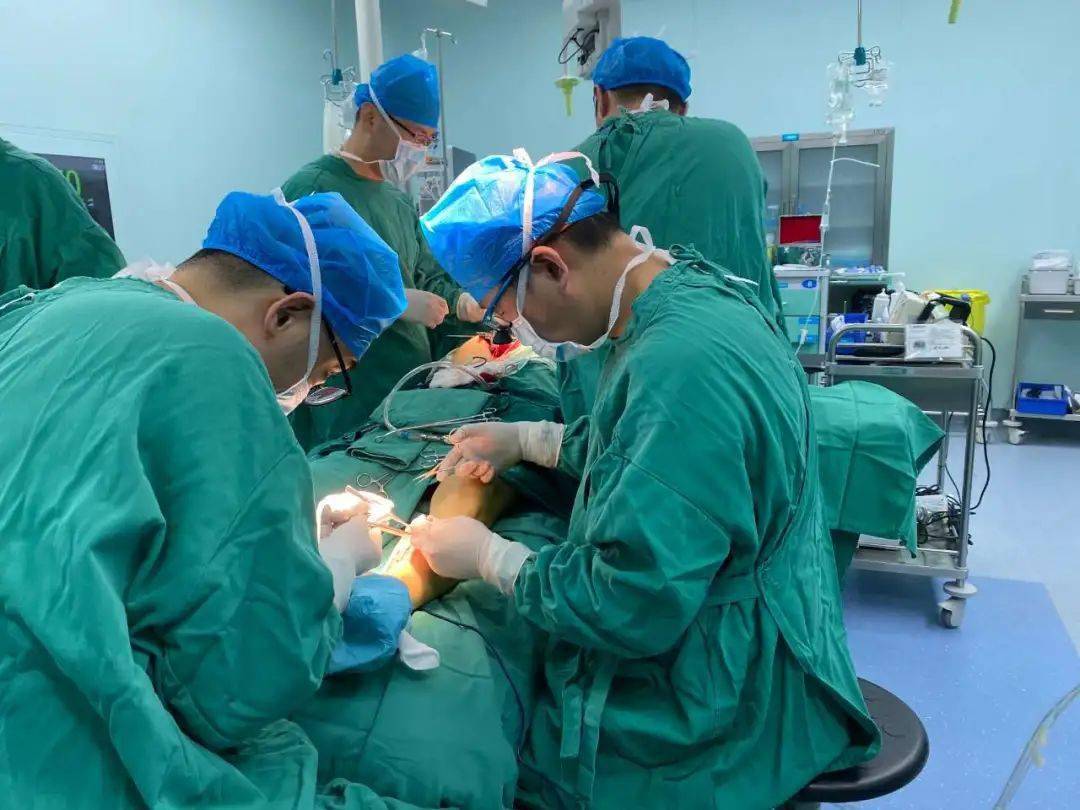 全胸腔镜下，与右侧开胸小切口房间隔缺损修补术的临床结果分析