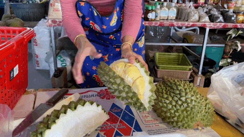还吃啥榴莲自助?来泰国路边摊吃榴莲,100块钱管饱