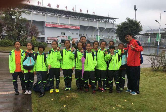 足球狂热：小镇女孩的激情之旅