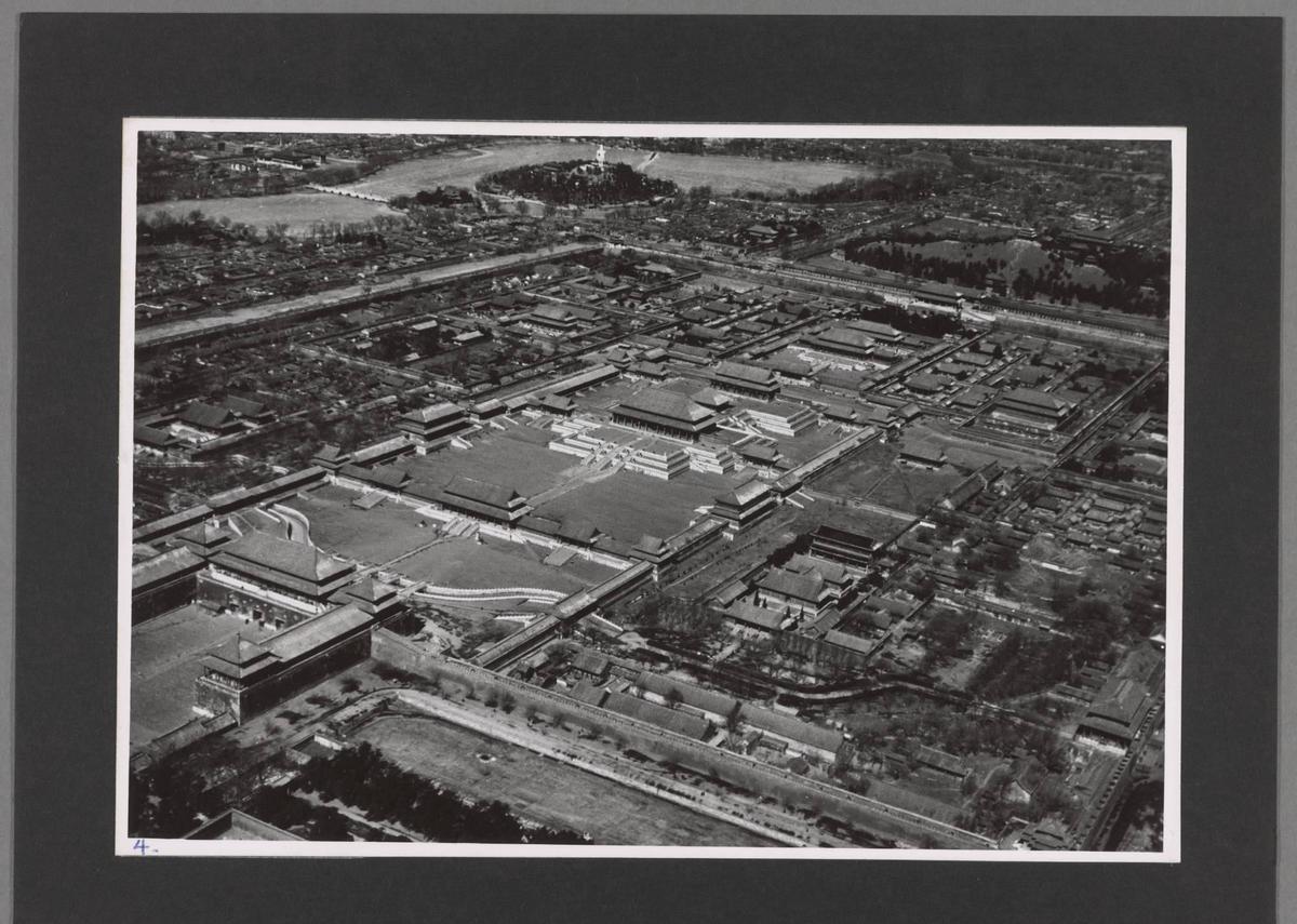 高清老照片：旗人格格大腿岔开豪放洗衣，地主三妻四妾不输女明星