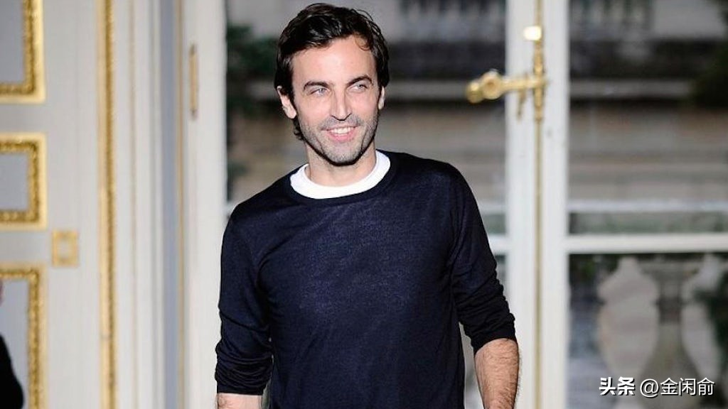 马克龙夫妇携手并肩,马克龙与妻儿出席活动