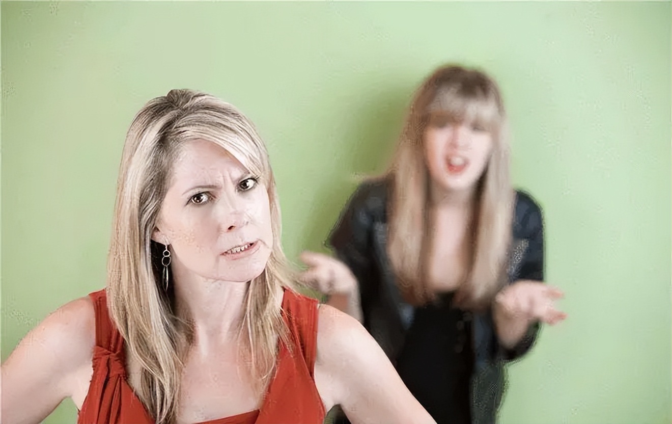 小伙胸痛去医院做心电图,男子左臂疼查出心肌梗死