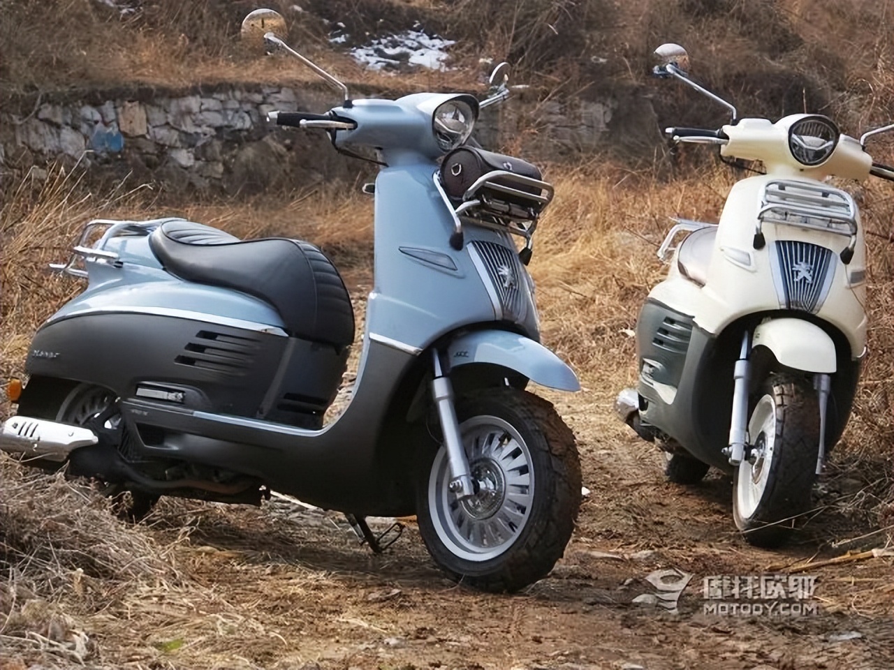 行驶的社交货币，摩圈老司机搭档女萌新试驾标致DJANGOTT