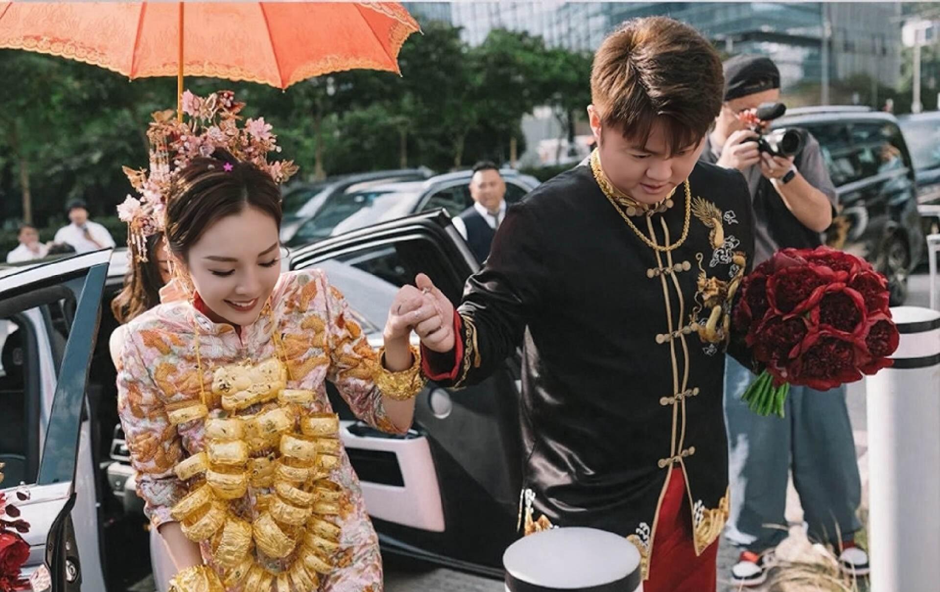 赌王儿子当伴郎的香港婚礼,赌王三太出席女儿婚礼戴珍珠项链