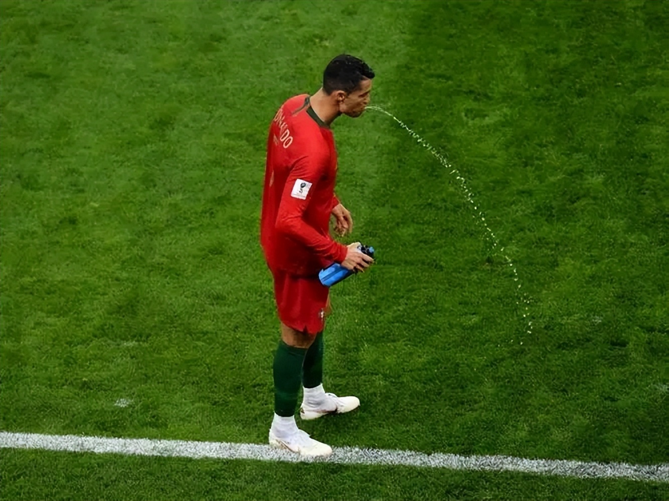 为什么足球运动员喝水要吐掉,足球运动员为什么打篮球