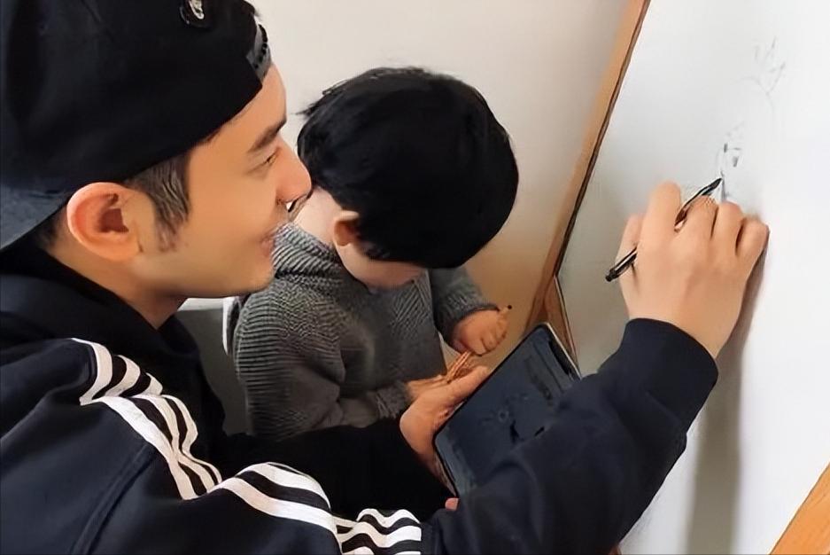 黄晓明杨颖被曝分居两年,黄晓明又和绯闻女友同框了