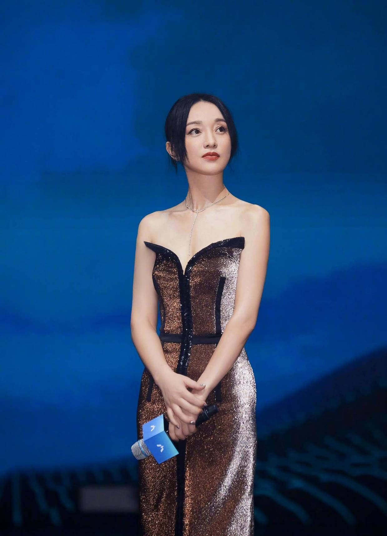 周迅亮相秀场穿搭随性,周迅机场穿衣搭配西装外套