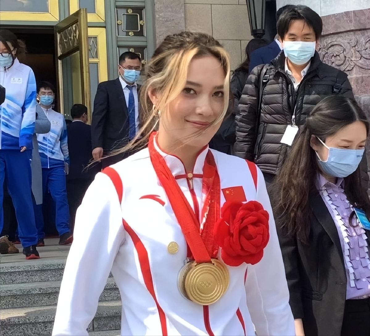 谷爱凌运动写真照片,谷爱凌晒骑马照