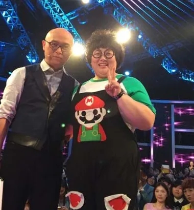 真实的马诺现状,宁坐宝马哭不坐自行车完整视频