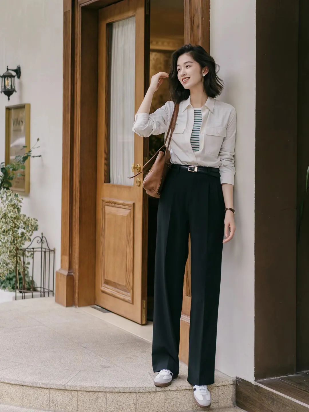 黑裤子极简穿搭高级又有范儿,黑裤子的搭配秋天