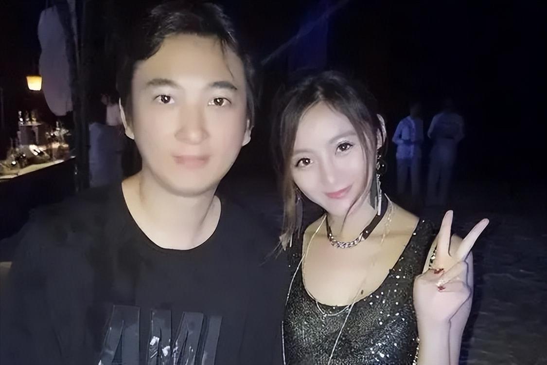 王思聪疑借好友900多万手表炫富，身边女伴颜值普通，身份惹热议