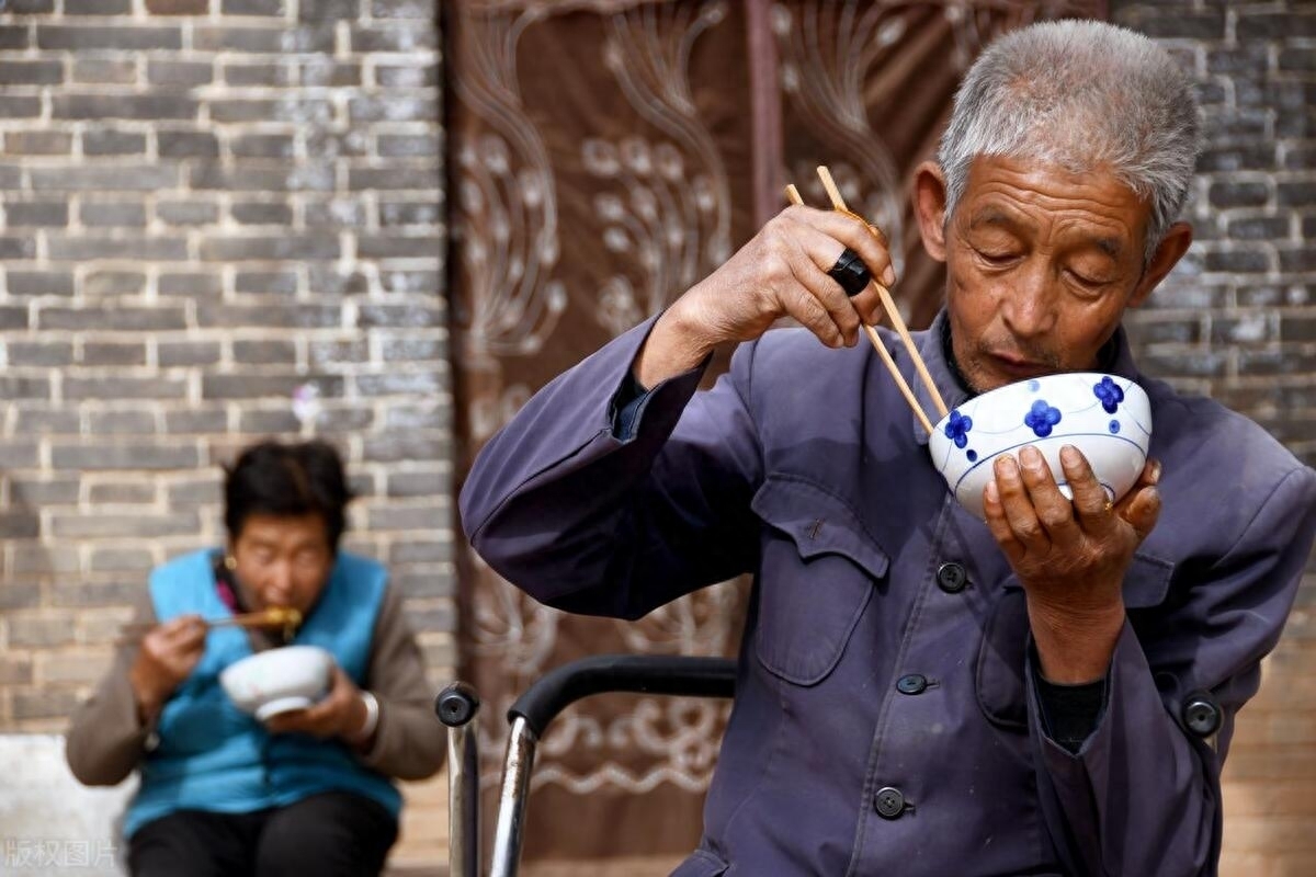 怀孕当天我碰见老公陪他初恋做产检，我流掉孩子，他又红了眼