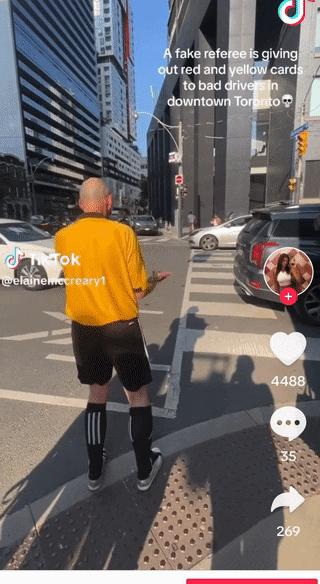 足球裁判被撞倒红牌,街头足球裁判黄牌