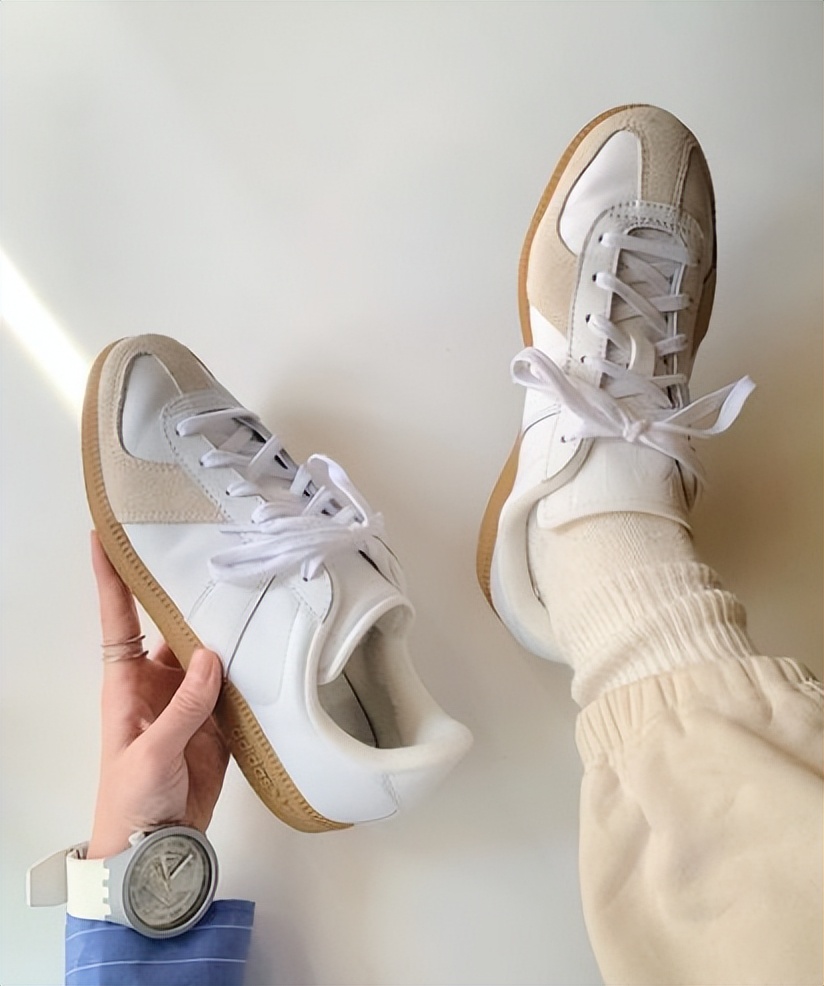 贾玲穿的鞋子品牌,贾玲今年春节穿的鞋