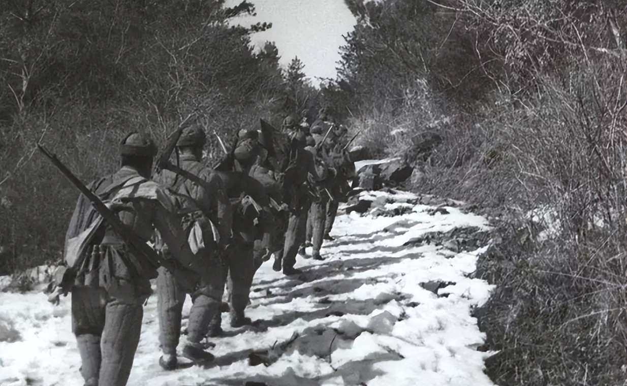 雪山上找不到路了怎么办？志愿军连长摸到一物后大喜：我有办法了