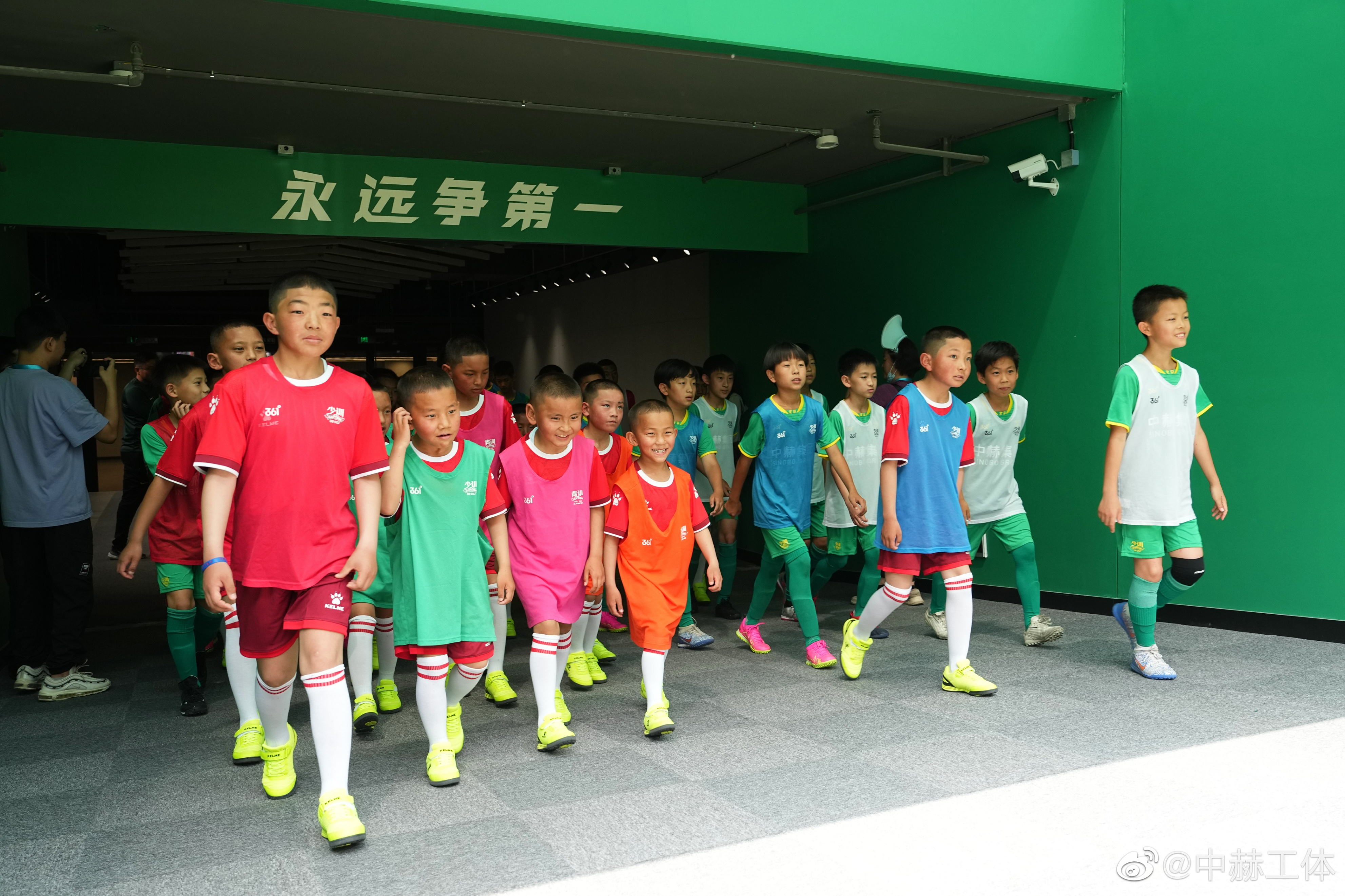 新工体圆梦藏族足球少年梦想，儿童节驰骋专业球场，中赫大力支持