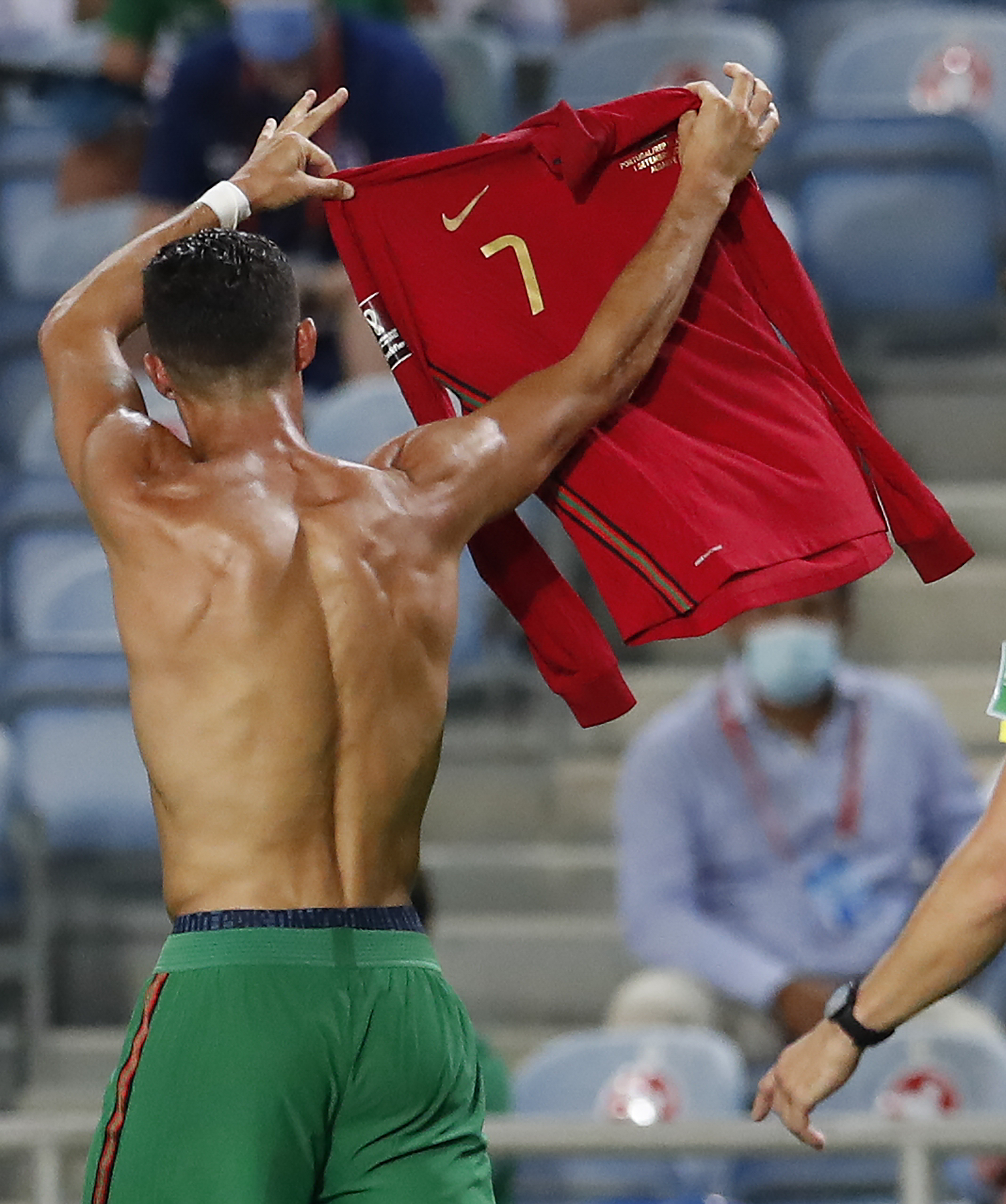 皇马c罗进球庆祝动作素材,c罗葡萄牙进球拉莫斯一起庆祝