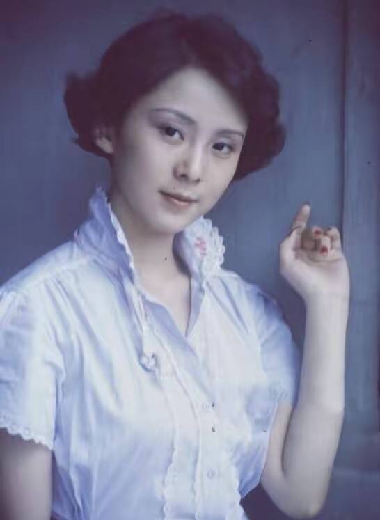 她曾是大明星，丈夫诈骗5700万，她替夫还债9年，卖房救夫