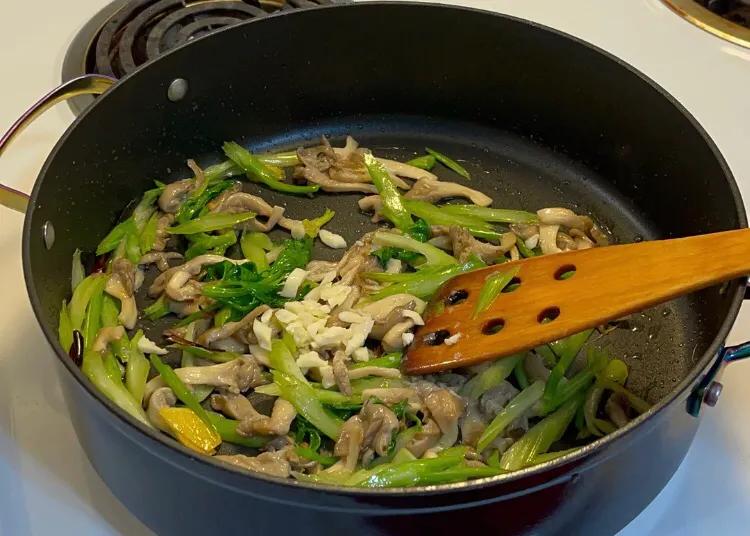 这5种绿叶菜，比牛奶含钙高，每天吃一把，全家老小钙都补足了