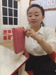 女孩子看起来外表美丽，其实裤袜已经掉到大腿根了！哈哈哈