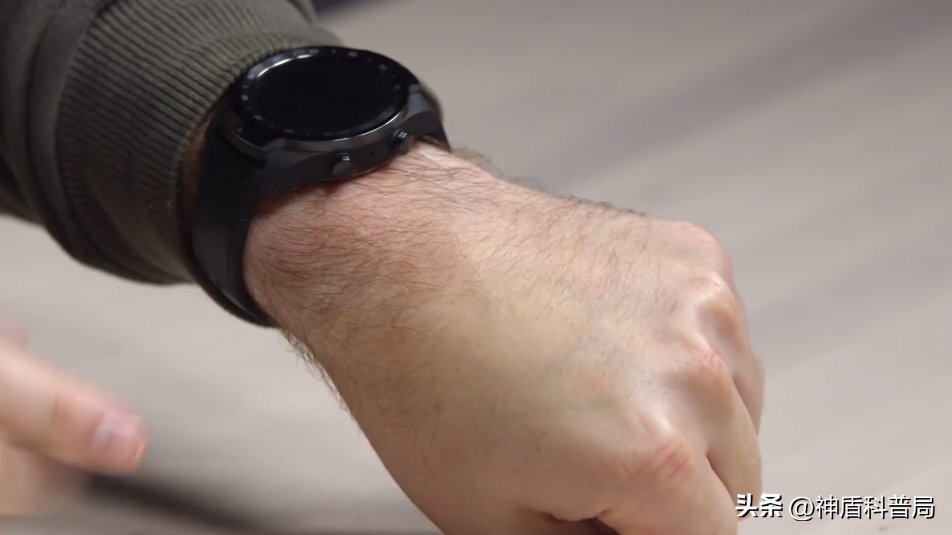 美国大叔买老年机,美国大叔购买中国挖掘机