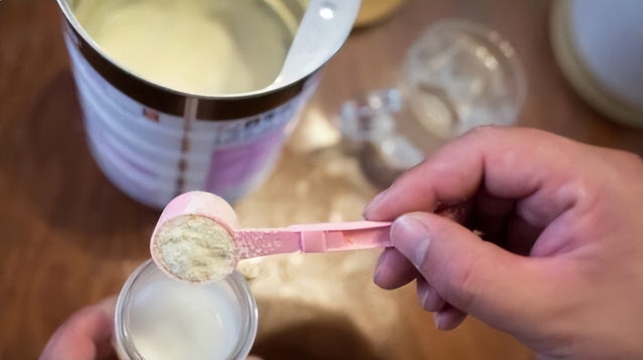 如何快速兑出适合冲奶粉的水,奶粉怎么冲底部不会有结块