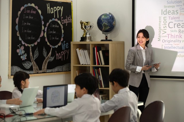 老师猥亵10名小学男生获刑7年,小学老师猥亵10名女生获刑