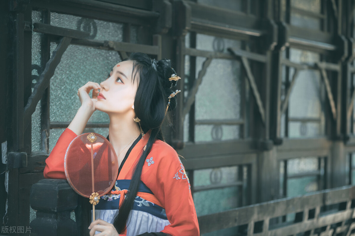 故事：全族流放她成罪臣之女，却因貌美绝色，入宫两年成四妃之首